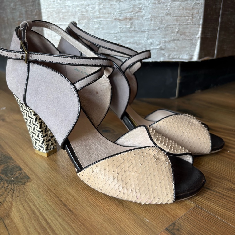 Faryl Robin Beige and Black Heels Sz 7.5